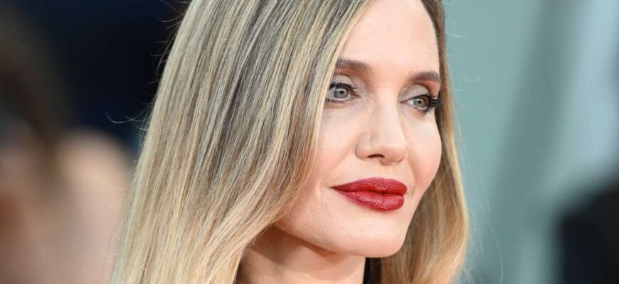 Анджелина Джоли