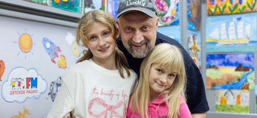 Гоша Куценко вместе со своими дочками
