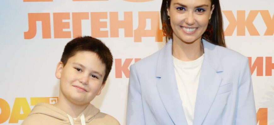 Агата Муцениеце с сыном Тимофеем