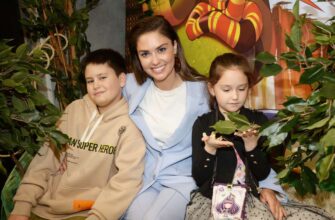 Агата Муцениеце с сыном Тимофеем и дочкой Мией