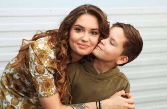 АГАТА МУЦЕНИЕЦЕ С СЫНОМ ТИМОФЕЕМ