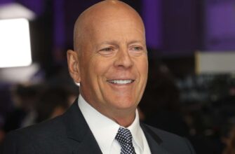 Брюс Уиллис крутит хулахуп во дворе своего дома