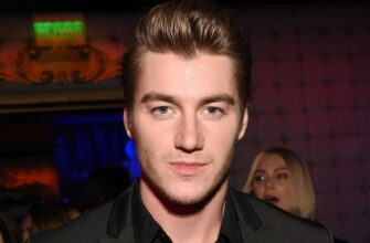 Алексей Воробьев станцевал с гантелями под аккомпанемент жены