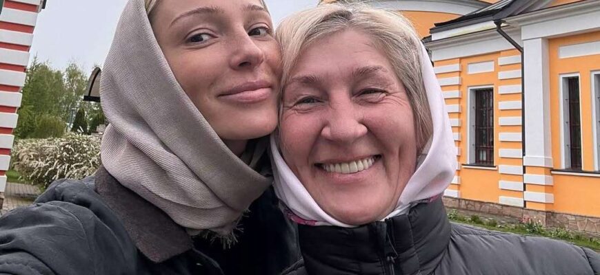 Мама Насти Ивлеевой показала роскошную фигуру в купальнике